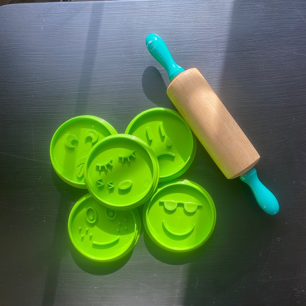 ♥️💖 Pampered Chef For Kids Set of 5 Cookie Cutters & Mini Rolling Pin Used Once
